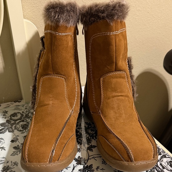 Women’s Journee Collection Takani Boots with Fur Trim, size 8.5 NWOT Box